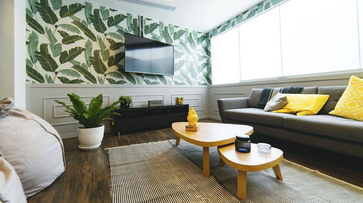 A living room with well designed Vastu wallpaper for home 0 1200