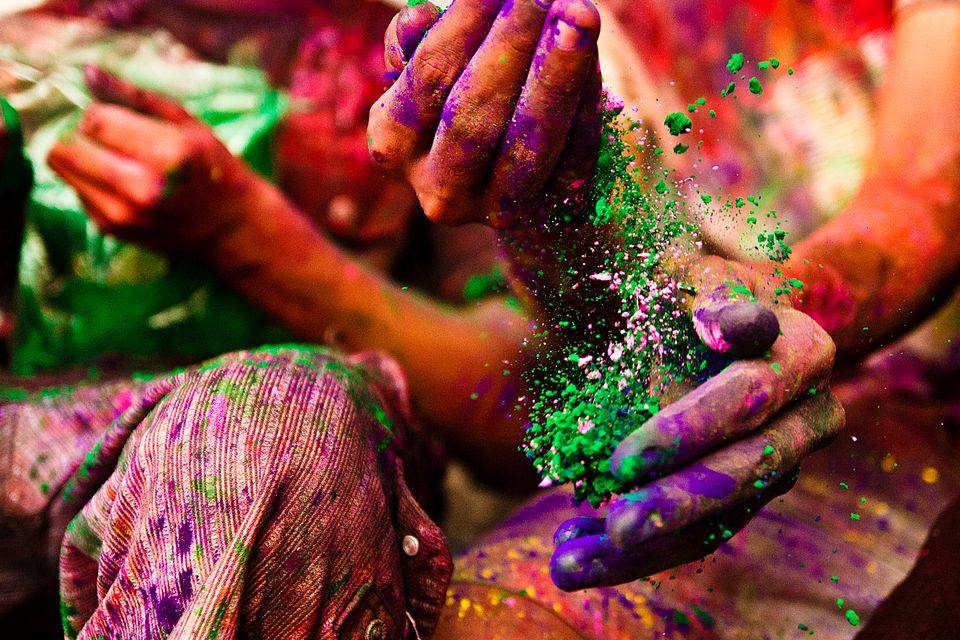 होली पर घर की नकारात्मक ऊर्जा को दूर करने के लिए करें ये खास उपाय 5 Holi 2018 Why Is it Celebrated and Other Questions You Might Have 4