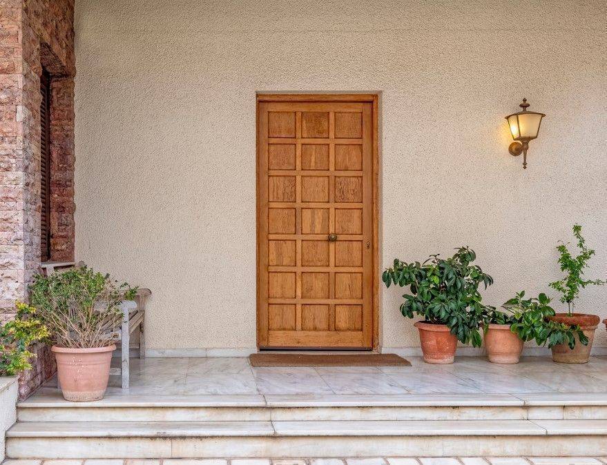 वास्तु के अनुसार मकान के दरवाजे कैसे होने चाहिए? जानें नियम 3 door colours as per vastu 0 1200