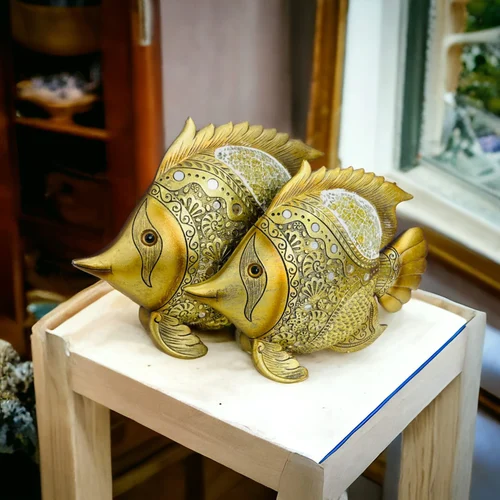 वास्तु के अनुसार घर में ले आएं ये मूर्तियां, खुलने लगेंगे तरक्की के रास्ते 7 fish