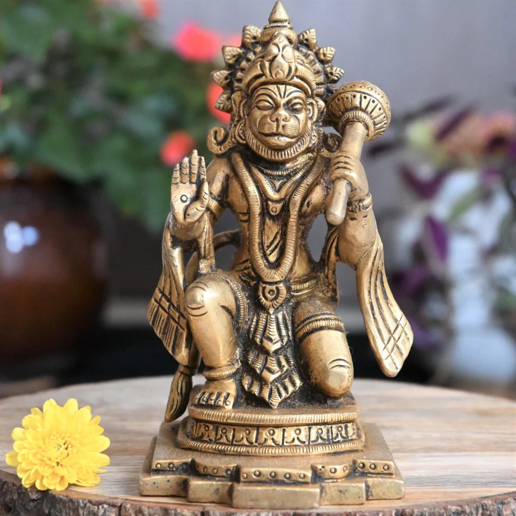 वास्तु के अनुसार घर में ले आएं ये मूर्तियां, खुलने लगेंगे तरक्की के रास्ते 5 hanuman