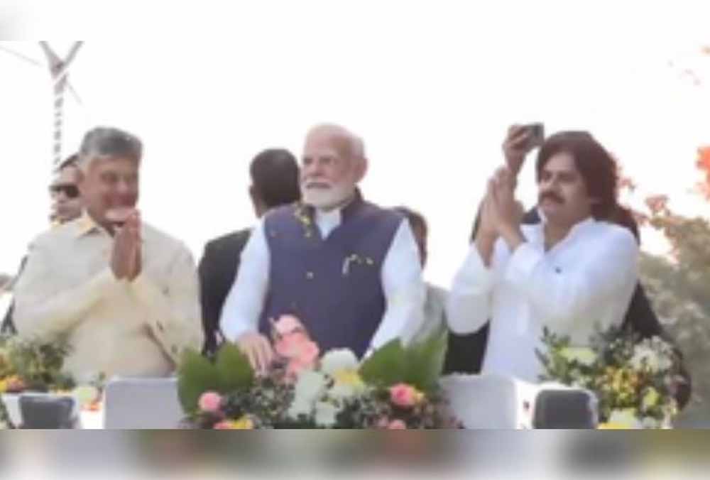 पीएम मोदी विशाखापत्तनम पहुंचे, इस दौरान सीएम एन चंद्रबाबू नायडू और डिप्टी सीएम पवन कल्याण के साथ रोड शो में हिस्सा लिया