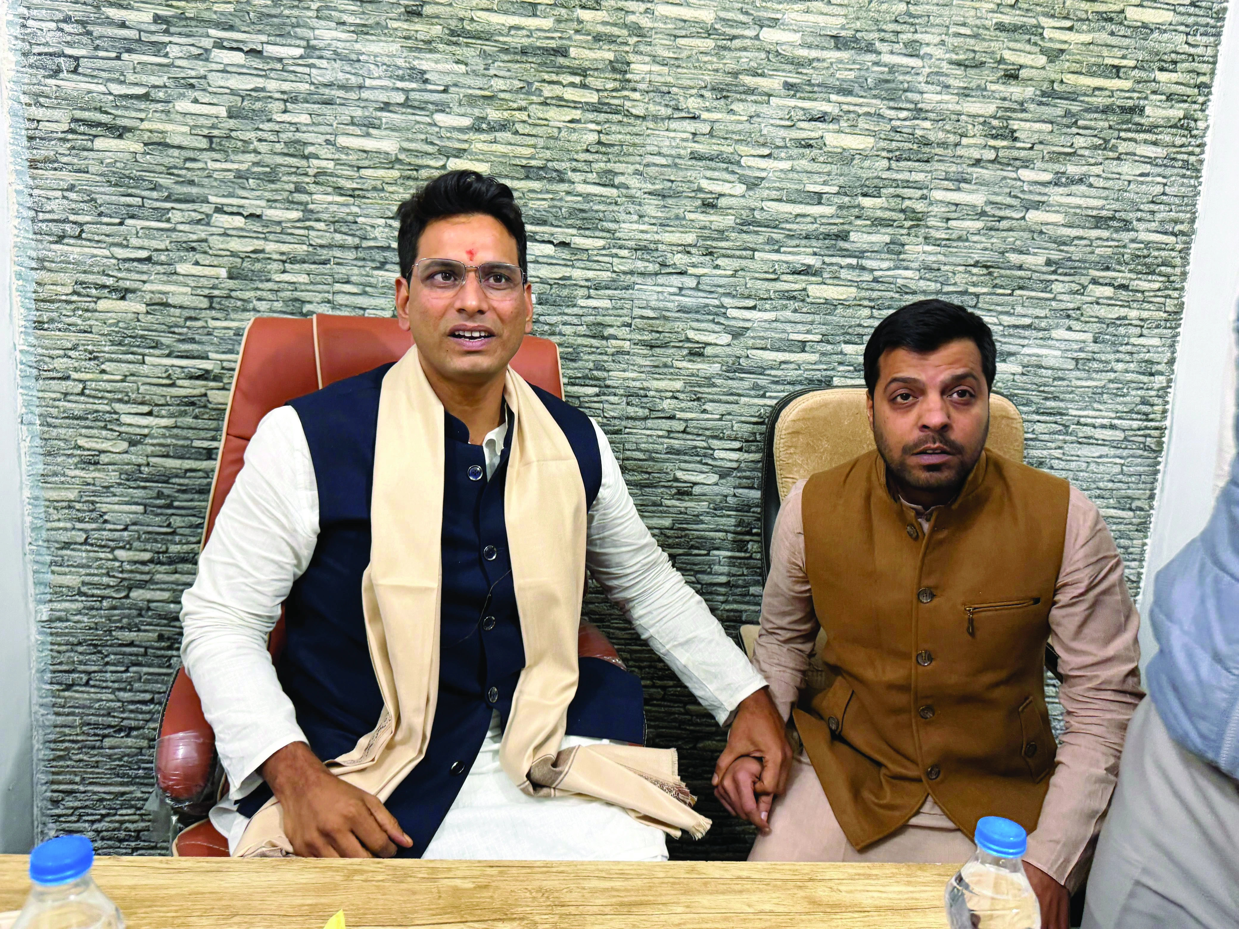 गरियाबंद में विधायक देवेंद्र यादव का ऐतिहासिक स्वागत, गुरु घासीदास जयंती पर राजिम से गरियाबंद तक उमड़ा जनसैलाब 11 ds 19 dec 3 3
