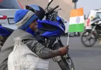भारत के राष्ट्रीय ध्वज के साथ नेतृत्व और कूटनीति का प्रतीकात्मक चित्र