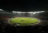IPL क्रिकेट स्टेडियम में रात का मैच और भीड़ का दृश्य