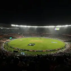 IPL क्रिकेट स्टेडियम में रात का मैच और भीड़ का दृश्य