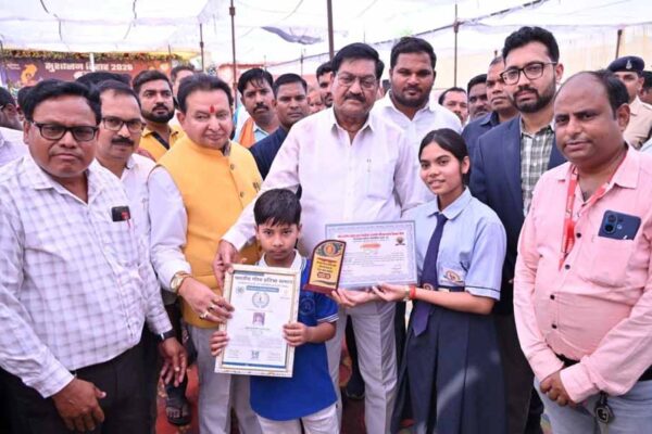 मंत्री दयाल दास बघेल ने बाल वैज्ञानिक सृष्टि और पीयूष को किया सम्मानित मांडल राष्ट्रीय विज्ञान मेला दिल्ली के लिए चयनित