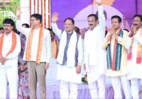 ?ाजनेता मंच पर