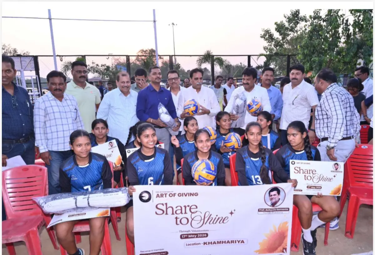 आर्ट ऑफ गिविंग ने छत्तीसगढ़ के वॉलीबॉल मैदानों को बांटे बॉल और नेट, राजेश मूणत बोले — "गांव-गांव से निकलेंगे राष्ट्रीय खिलाड़ी" 14 महादेव घाट हटकेश्वर नाथ क्लब में बॉल-नेट वितरण के बाद युवा वॉलीबॉल खिलाड़ी, अतिथि और राजेश मूणत