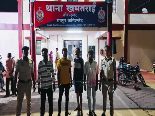 'ऑपरेशन कालचक्र' के दौरान पुलिस टीम संदिग्धों से पूछताछ करती हुई।