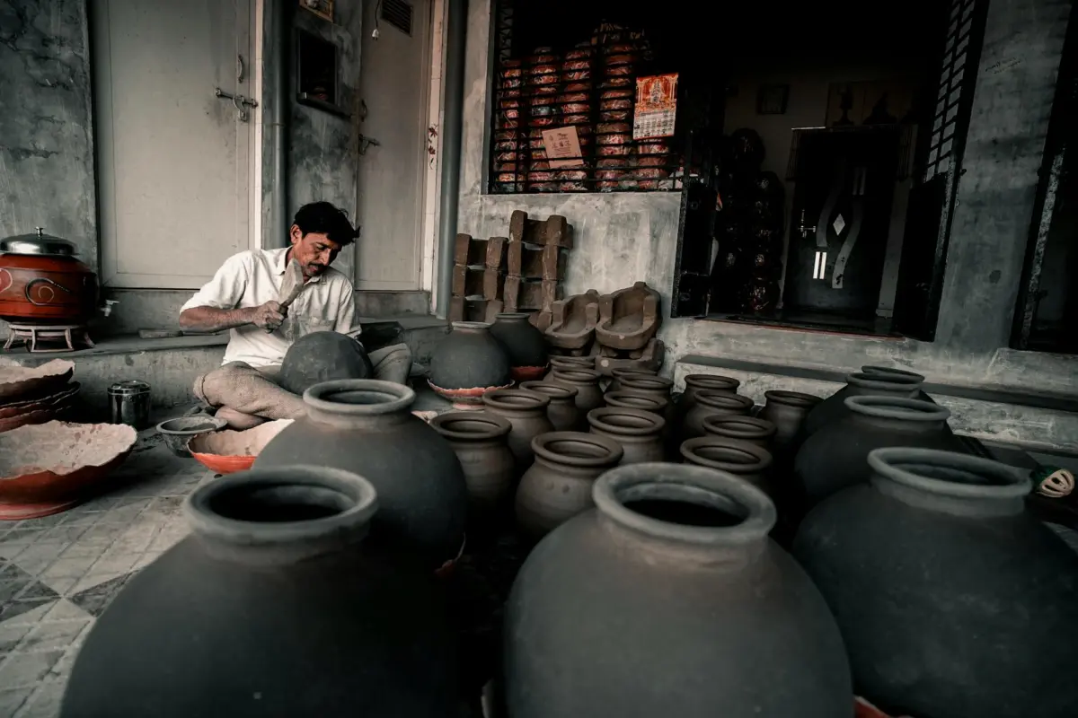 पीएम विश्वकर्मा योजना 2026: कौन ले सकता है लाभ, कितनी मिलती है मदद, आवेदन की पूरी प्रक्रिया जानिए 2 भारत के पारंपरिक हस्तशिल्प और कारीगरी