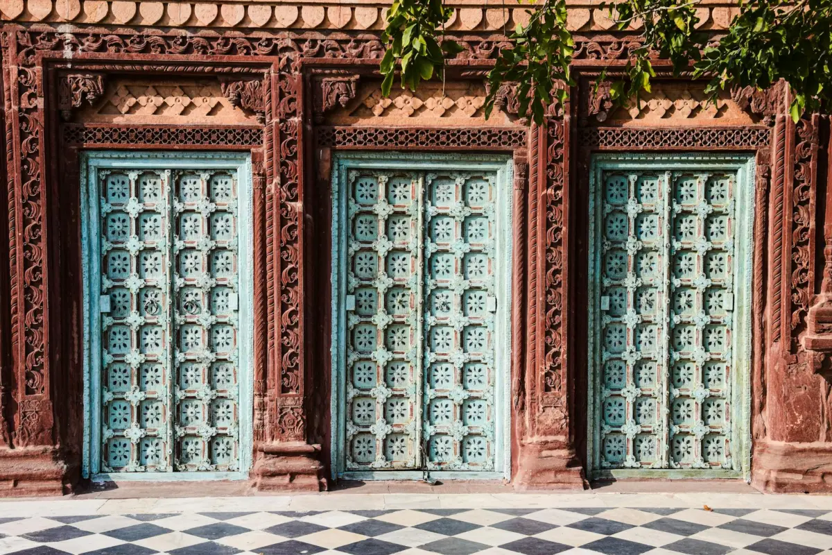 वास्तु शास्त्र: मुख्य द्वार के 10 अचूक नियम जो घर में लाएँगे सुख-समृद्धि और सकारात्मक ऊर्जा 2 मुख्य द्वार पर शुभ संकेत और लकड़ी की चौखट