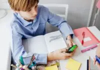 बच्चा अपने स्टडी डेस्क पर पढ़ता हुआ