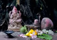 हिंदू मंदिर में हनुमान जी की मूर्ति और दीपक की रोशनी