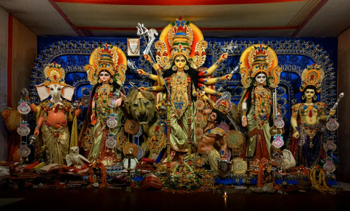 हनुमान चालीसा: तुलसीदास की अमर रचना, सरल अर्थ, 11 चमत्कारी लाभ और सही पाठ विधि 4 पूजा करते हुए हाथ जोड़े श्रद्धालु — सकारात्मक भावना का प्रतीक