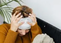 सिरदर्द और माइग्रेन से पीड़ित महिला