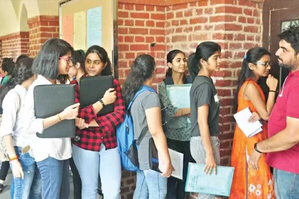 मध्य प्रदेश में शहीद परिवारों को बड़ा सम्मान, हर कोर्स में पत्नी और बच्चों के लिए सीट आरक्षित 5 मध्य प्रदेश में शहीद परिवारों को बड़ा सम्मान, हर कोर्स में पत्नी और बच्चों के लिए सीट आरक्षित