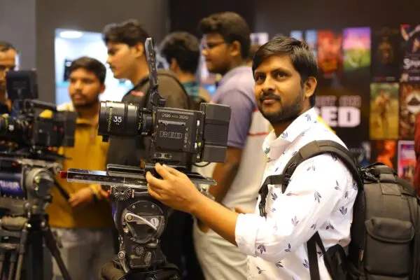 OTT vs Cinema 2026: Netflix, Prime Video और Hotstar की पूरी तुलना, जानें कौन है विजेता? 26 OTT vs Cinema 2026
