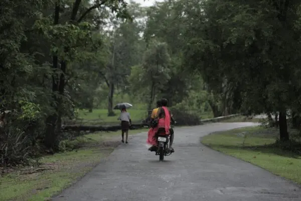 छत्तीसगढ़ में मानसून की रफ्तार तेज होने के संकेत, अगले तीन दिन बारिश और वज्रपात का अलर्ट 3 A motorbike ride and pedestrian walk through lush forests in Jhiriya Kalan, Chhattisgarh, capturing serene monsoon vibes.