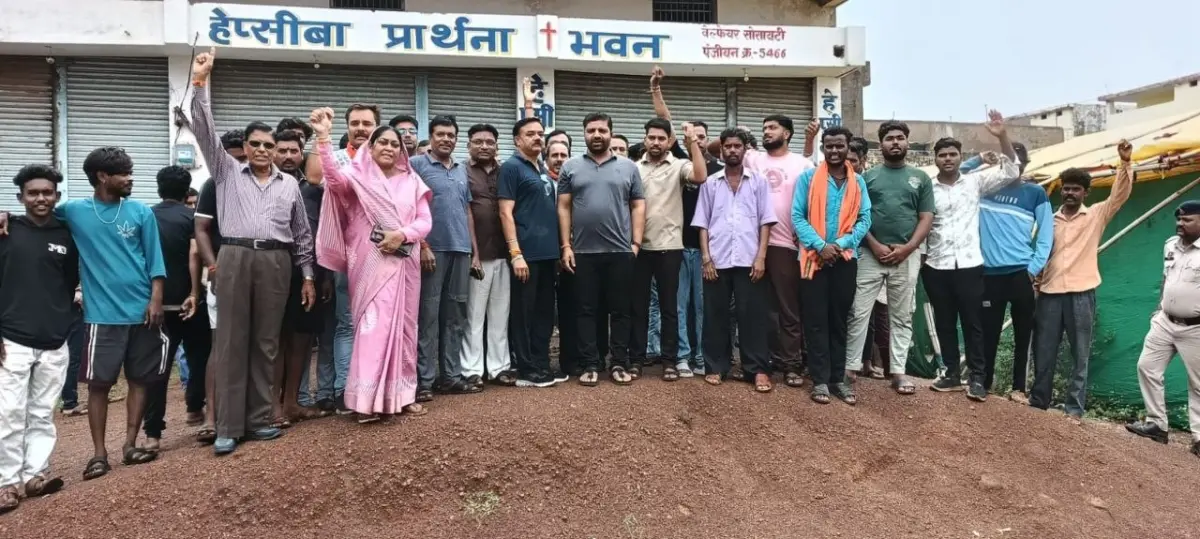 खरोरा में धर्मांतरण के खिलाफ प्रदर्शन: सर्व हिंदू समाज ने सौंपा ज्ञापन, अवैध प्रार्थना सभा बंद करने की मांग 2 धर्मांतरण के खिलाफ प्रदर्शन