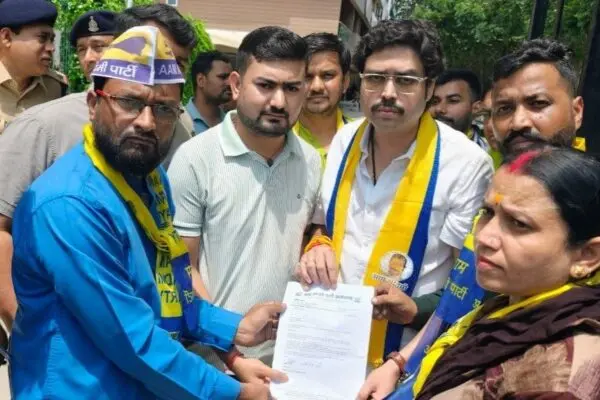 नकटी गांव में गरीबों के आशियाने की लड़ाई: आप ने घेरा अनुज शर्मा का आवास