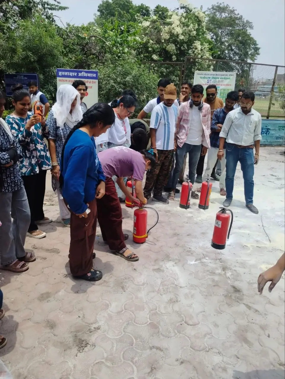 भोपाल सेंट्रल लाइब्रेरी में फायर सुरक्षा मॉक ड्रिल, स्टाफ और पाठकों को मिला प्रशिक्षण 2 फायर सुरक्षा मॉक ड्रिल