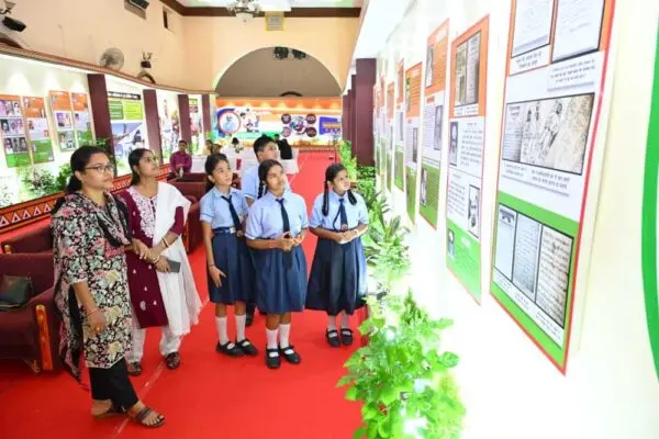 विद्यार्थियों ने देखी स्वतंत्रता संग्राम सेनानियों और ‘वंदे मातरम्’ पर आधारित छायाचित्र प्रदर्शनी 3 Bhbhajan 01