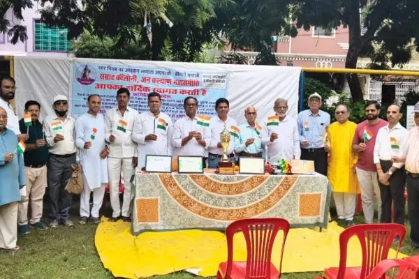 सम्राट पार्क में शान से लहराया तिरंगा, जनकल्याण महासमिति ने गिनाईं 15 साल की उपलब्धियां