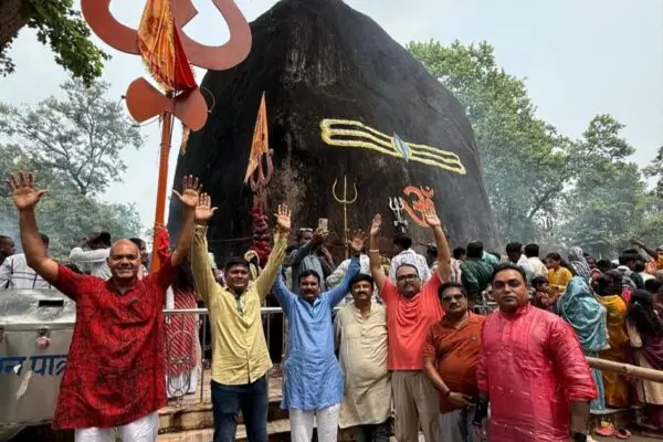 भूतेश्वरनाथ धाम में सावन के अंतिम रविवार उमड़ी आस्था, मॉर्निंग क्लब ने कराया भव्य भंडारा