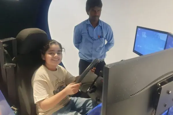 रायपुर में विश्वभारती मारुति सुजुकी ड्राइविंग स्कूल शुरू, 10 वर्षीय जगराज ने सिम्युलेटर पर लिया ड्राइविंग अनुभव
