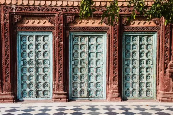घर के मुख्य द्वार वास्तु: 12 अचूक नियम जो लाएंगे सुख-समृद्धि