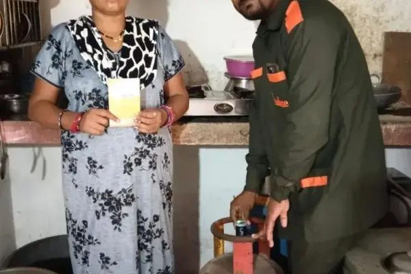 धुएं के चुभते अंधेरे से स्वाभिमान की रोशनी तक