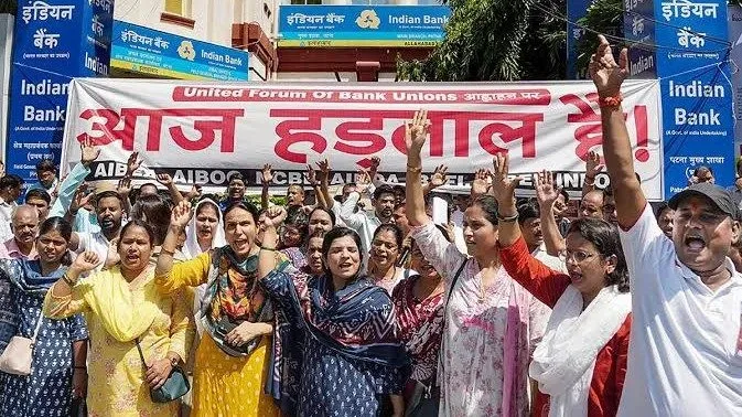 एसबीआई और पीएनबी ग्राहकों के लिए जरूरी खबर हड़ताल के कारण 25 सितंबर तक पूरे कर लें बैंक के काम 4 पंजाब नेशनल बैंक और एसबीआई की ग्राहकों को सलाह 25 सितंबर तक निपटा लें सभी जरूरी बैंकिंग कार्य