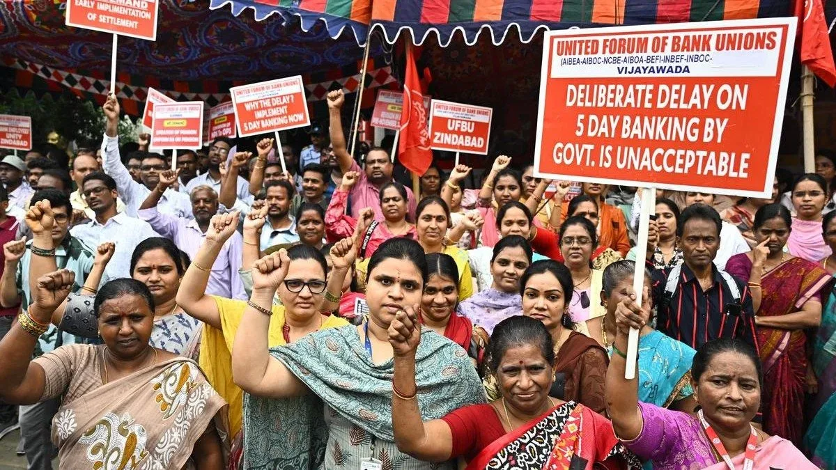 एसबीआई और पीएनबी ग्राहकों के लिए जरूरी खबर हड़ताल के कारण 25 सितंबर तक पूरे कर लें बैंक के काम 3 पंजाब नेशनल बैंक और एसबीआई की ग्राहकों को सलाह 25 सितंबर तक निपटा लें सभी जरूरी बैंकिंग कार्य