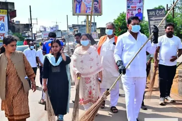 मंत्री दयाल दास बघेल ने झाड़ू थामकर दिया स्वच्छता का संदेश, बेमेतरा में सेवा संकल्प अभियान के तहत चला जिला स्तरीय स्वच्छता अभियान