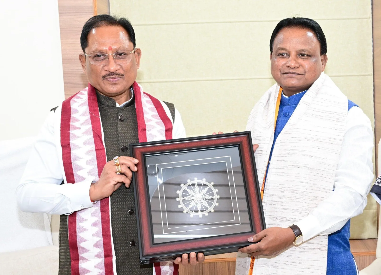 मुख्यमंत्री श्री विष्णु देव साय ने ओडिशा के मुख्यमंत्री श्री मोहन चरण माझी से की सौजन्य भेंट, पढ़ें पूरी जानकारी 3 छत्तीसगढ़ और ओडिशा के बीच बढ़ेगा आपसी सहयोग, मुख्यमंत्री विष्णु देव साय ने भुवनेश्वर में की महत्वपूर्ण भेंट
