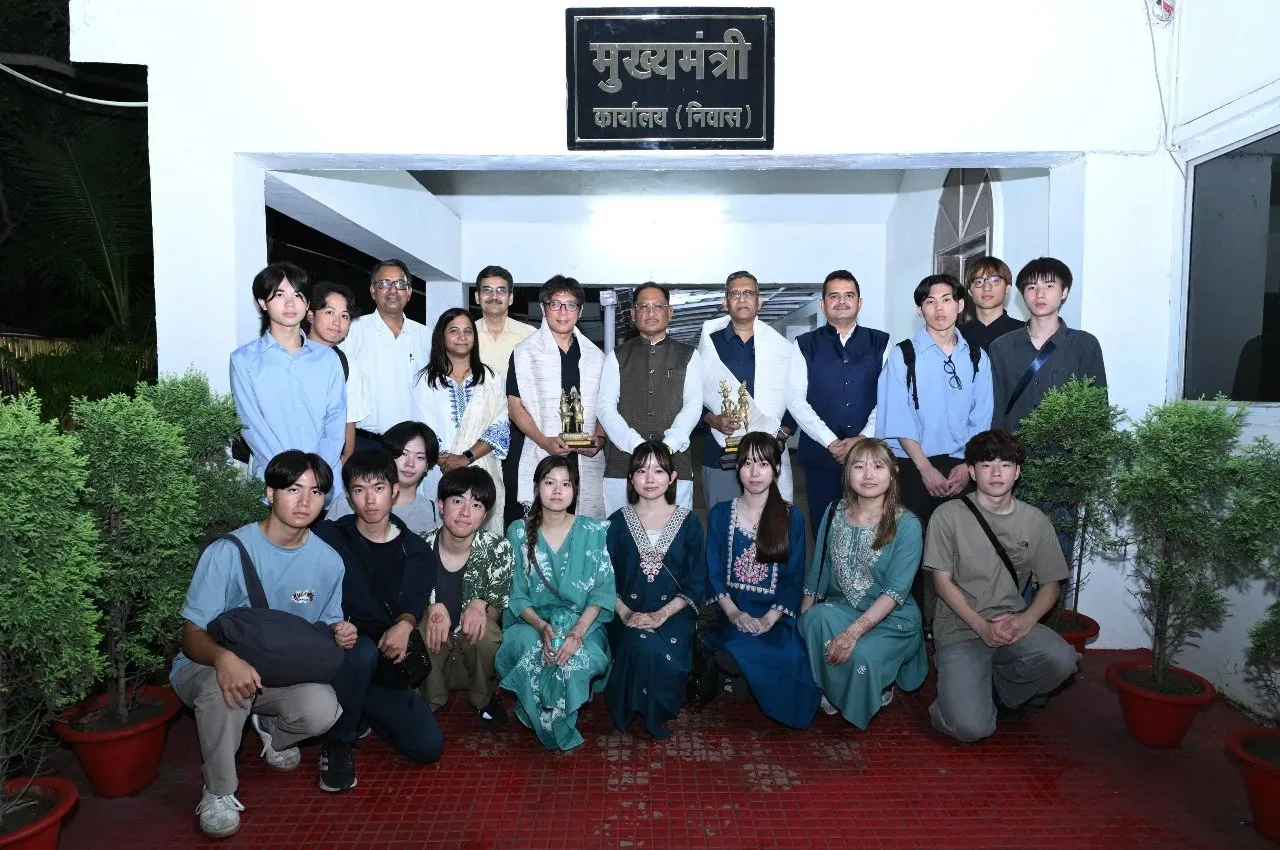 मुख्यमंत्री विष्णु देव साय से जापान की एहिमे यूनिवर्सिटी के छात्र प्रतिनिधिमंडल ने की सौजन्य मुलाकात 4 मुख्यमंत्री विष्णु देव साय से जापान की एहिमे यूनिवर्सिटी के छात्र प्रतिनिधिमंडल ने की सौजन्य मुलाकात