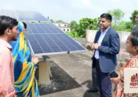 राजनांदगांव : सौर ऊर्जा की ओर बढ़ता बघेरा – कलेक्टर ने ग्रामीणों को योजना का लाभ लेने के लिए किया प्रेरित