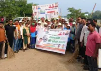 राजनांदगांव : सेवा संकल्प अभियान – सेवा मेरा योगदान के तहत जनभागीदारी से शिवनाथ नदी तट पर चला स्वच्छता ही सेवा
