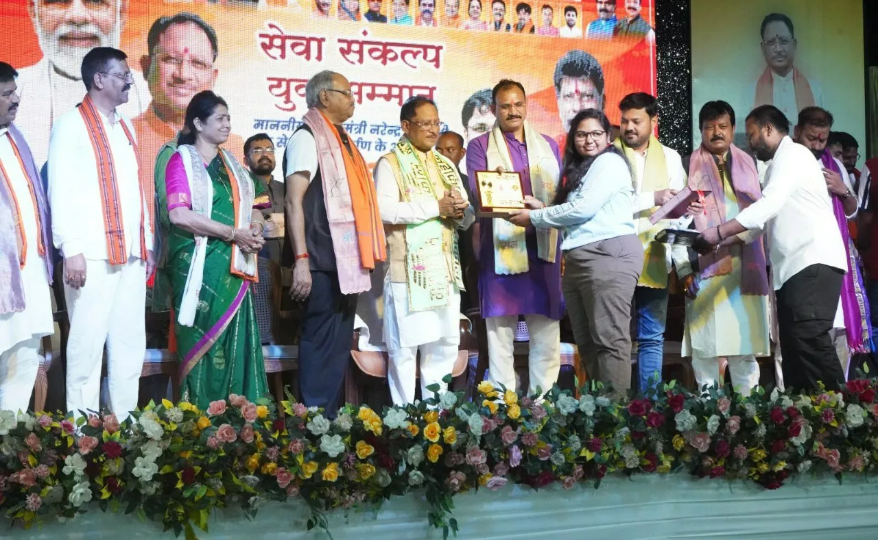 रायपुर, पढ़ें पूरी जानकारी 3 रायपुर में सेवा संकल्प युवा सम्मान समारोह का आयोजन, मुख्यमंत्री विष्णु देव साय ने युवाओं की प्रतिभा को सराहा