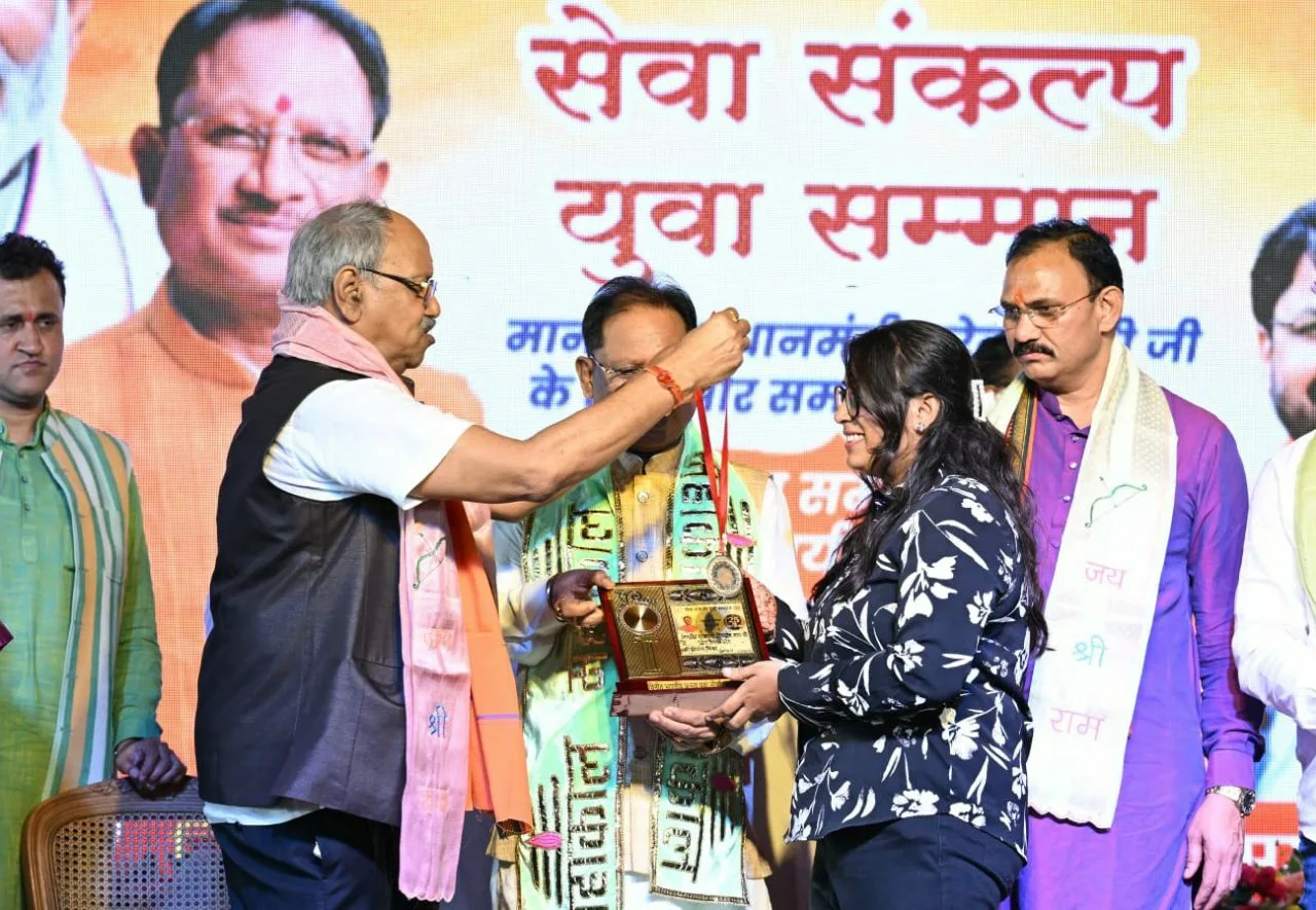 रायपुर, पढ़ें पूरी जानकारी 6 रायपुर में सेवा संकल्प युवा सम्मान समारोह का आयोजन, मुख्यमंत्री विष्णु देव साय ने युवाओं की प्रतिभा को सराहा