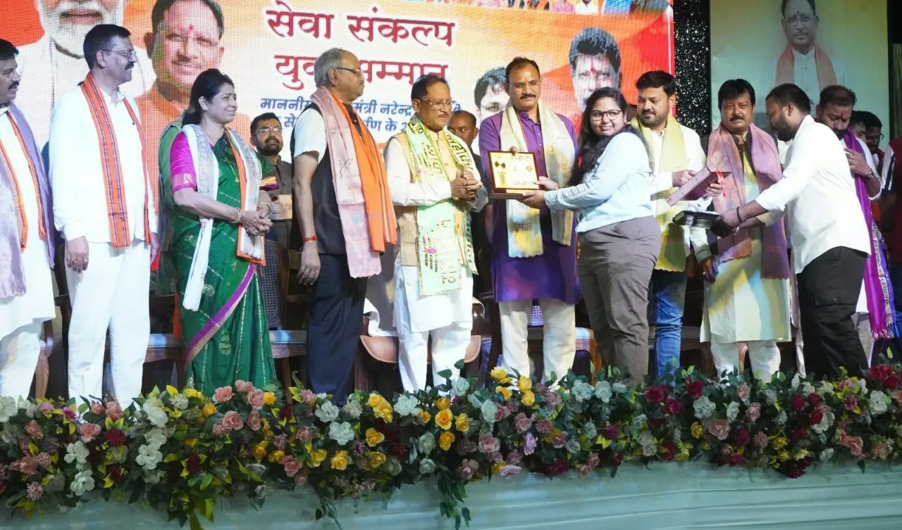 रायपुर, पढ़ें पूरी जानकारी 2 रायपुर में सेवा संकल्प युवा सम्मान समारोह का आयोजन, मुख्यमंत्री विष्णु देव साय ने युवाओं की प्रतिभा को सराहा