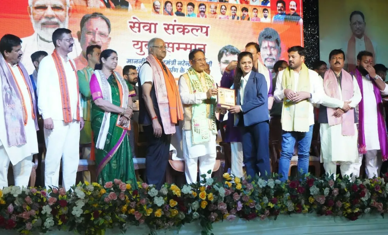 रायपुर, पढ़ें पूरी जानकारी 10 रायपुर में सेवा संकल्प युवा सम्मान समारोह का आयोजन, मुख्यमंत्री विष्णु देव साय ने युवाओं की प्रतिभा को सराहा