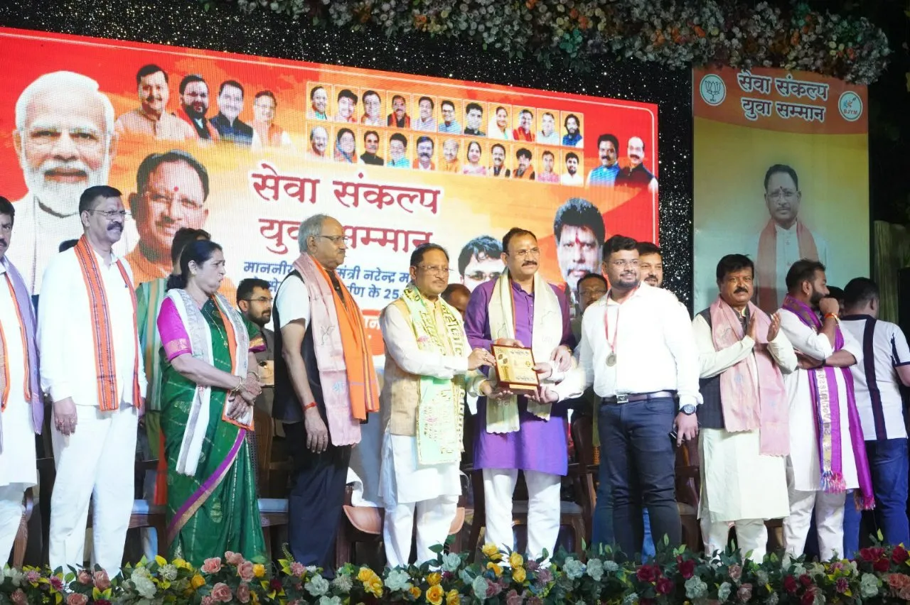 रायपुर, पढ़ें पूरी जानकारी 9 रायपुर में सेवा संकल्प युवा सम्मान समारोह का आयोजन, मुख्यमंत्री विष्णु देव साय ने युवाओं की प्रतिभा को सराहा