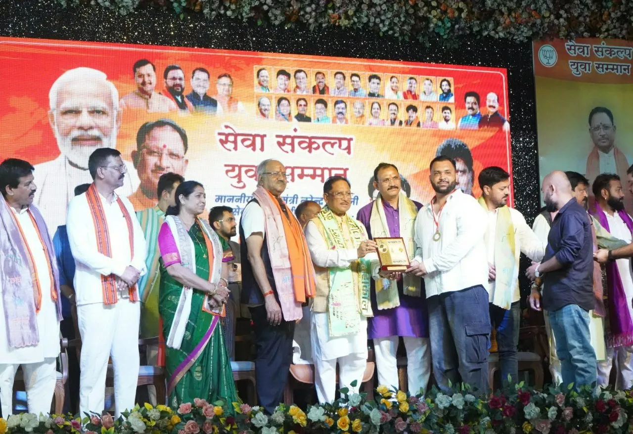 रायपुर, पढ़ें पूरी जानकारी 8 रायपुर में सेवा संकल्प युवा सम्मान समारोह का आयोजन, मुख्यमंत्री विष्णु देव साय ने युवाओं की प्रतिभा को सराहा