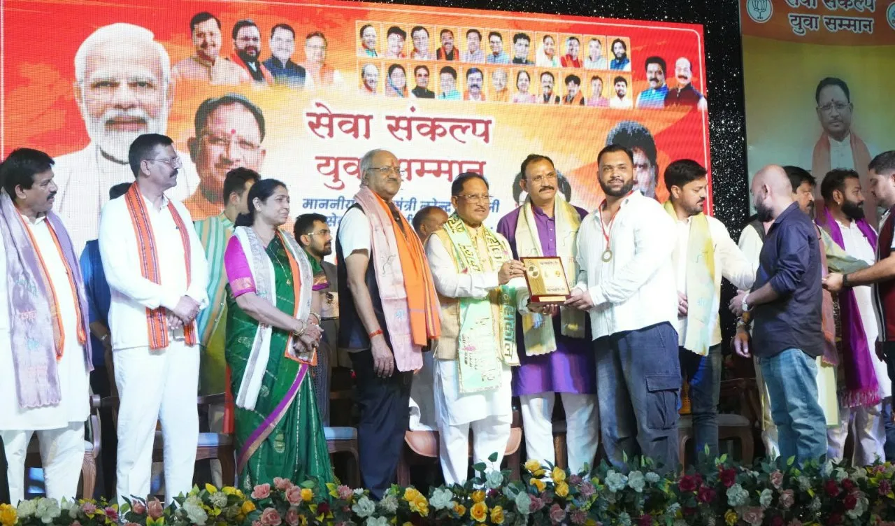 रायपुर, पढ़ें पूरी जानकारी 4 रायपुर में सेवा संकल्प युवा सम्मान समारोह का आयोजन, मुख्यमंत्री विष्णु देव साय ने युवाओं की प्रतिभा को सराहा