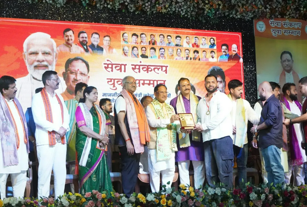 रायपुर, पढ़ें पूरी जानकारी 7 रायपुर में सेवा संकल्प युवा सम्मान समारोह का आयोजन, मुख्यमंत्री विष्णु देव साय ने युवाओं की प्रतिभा को सराहा