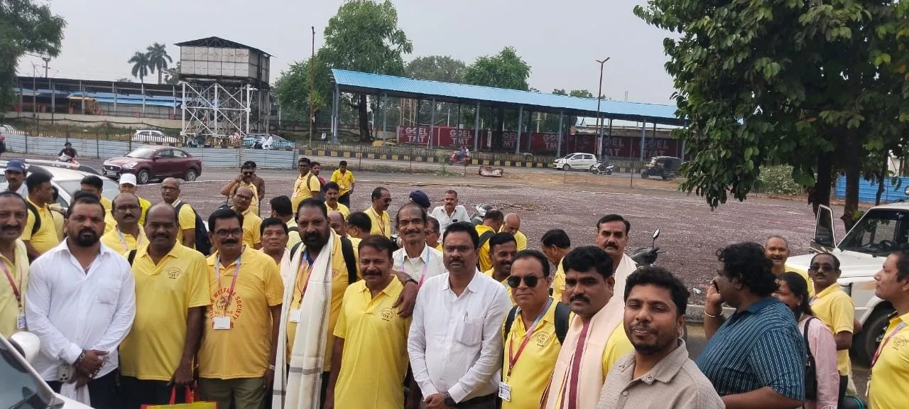 स्व. विजय चौधरी की स्मृति में अमृतसर रवाना हुआ 200 श्रद्धालुओं का जत्था, रायपुर स्टेशन पर दिखा उत्साह 5 स्व. विजय चौधरी की स्मृति में अमृतसर रवाना हुआ 200 श्रद्धालुओं का जत्था, रायपुर स्टेशन पर दिखा उत्साह