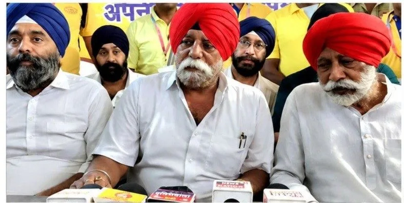 स्व. विजय चौधरी की स्मृति में अमृतसर रवाना हुआ 200 श्रद्धालुओं का जत्था, रायपुर स्टेशन पर दिखा उत्साह 6 स्व. विजय चौधरी की स्मृति में अमृतसर रवाना हुआ 200 श्रद्धालुओं का जत्था, रायपुर स्टेशन पर दिखा उत्साह