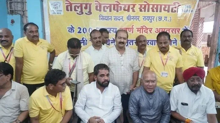 स्व. विजय चौधरी की स्मृति में अमृतसर रवाना हुआ 200 श्रद्धालुओं का जत्था, रायपुर स्टेशन पर दिखा उत्साह 3 स्व. विजय चौधरी की स्मृति में अमृतसर रवाना हुआ 200 श्रद्धालुओं का जत्था, रायपुर स्टेशन पर दिखा उत्साह
